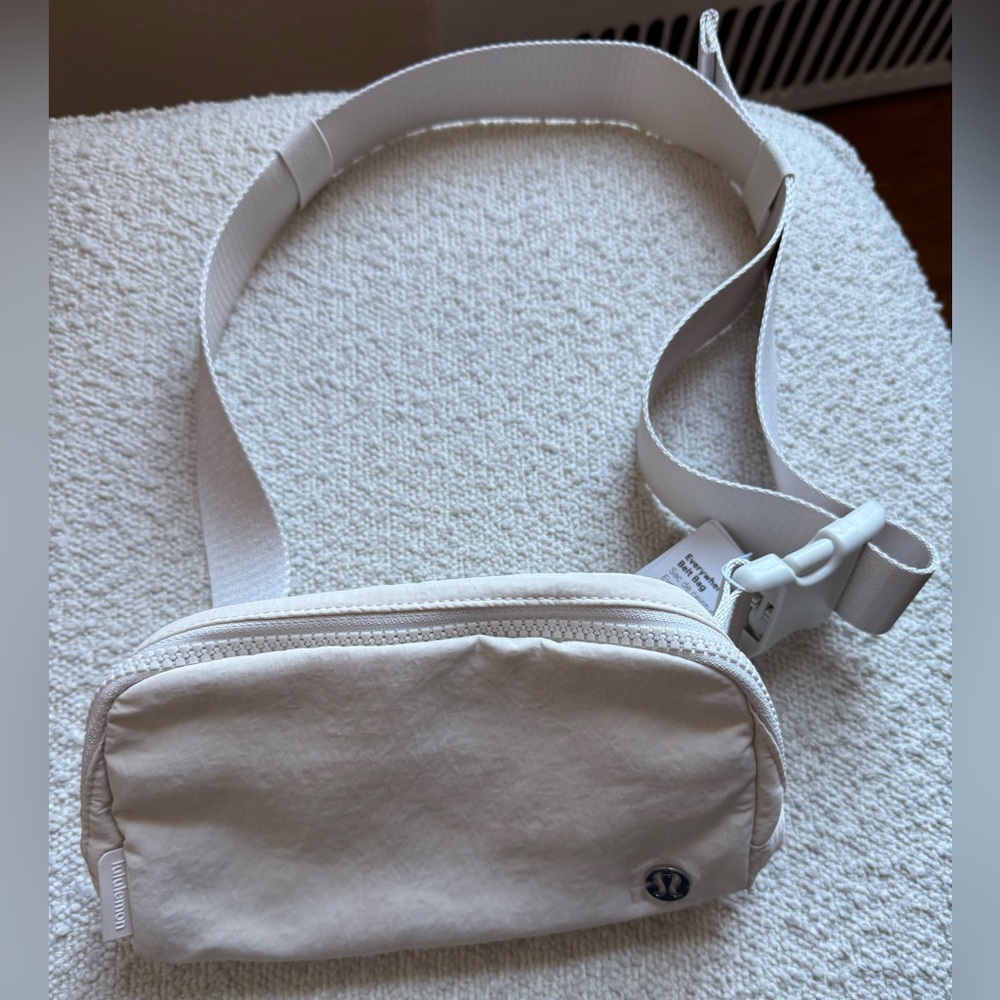 Lululemon Everywhere belt bag